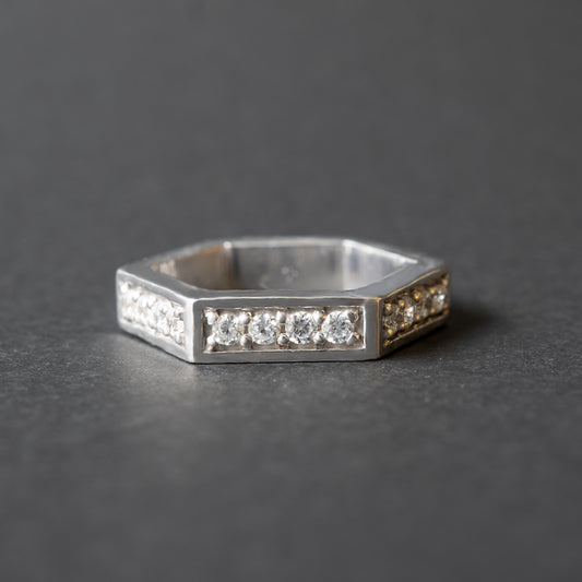 <img src="hexagon-half-eternity-ring.jpg" alt="Hexagon Half Eternity Ring – 六角形の幾何学デザインが美しいシルバーリング (Silver)">

