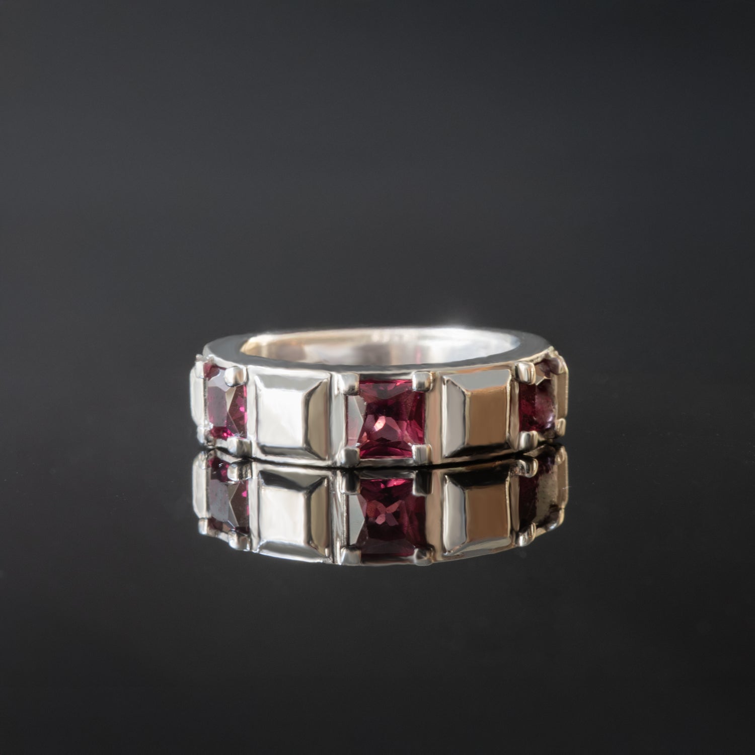<img src="square-studs-ring.jpg" alt="Square Studs Ring – スクエアスタッズが並ぶシルバーリング (Silver)">
ロードライトガーネット　ガーネットgarnet