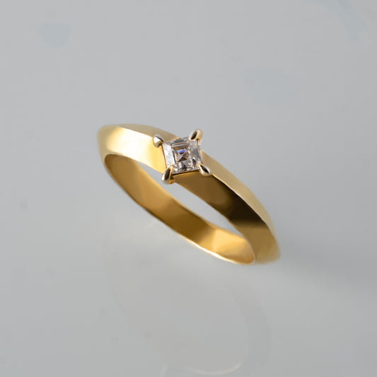 Edgy-Prism Solitaire Ring-YG【DIA】