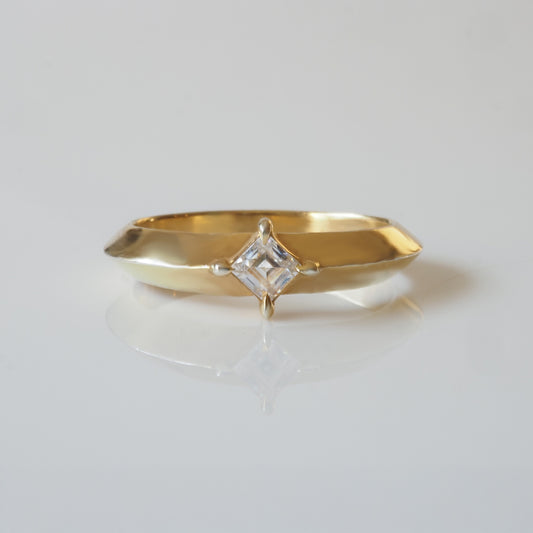 <img src="edge-mount-ring.jpg" alt="Edge Mount Ring – ダイヤモンドをエッジにセットしたモダンなイエローゴールドリング (Yellow Gold)">
